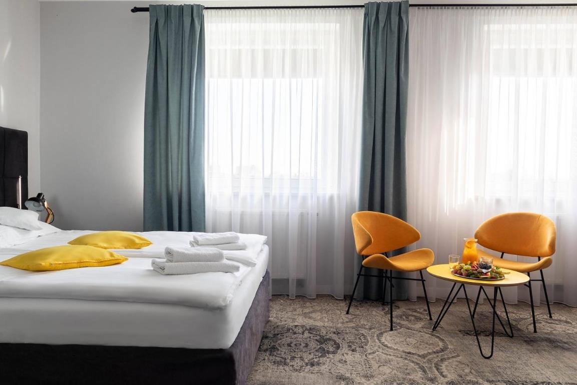 Hotel Nafta Кросно Екстериор снимка