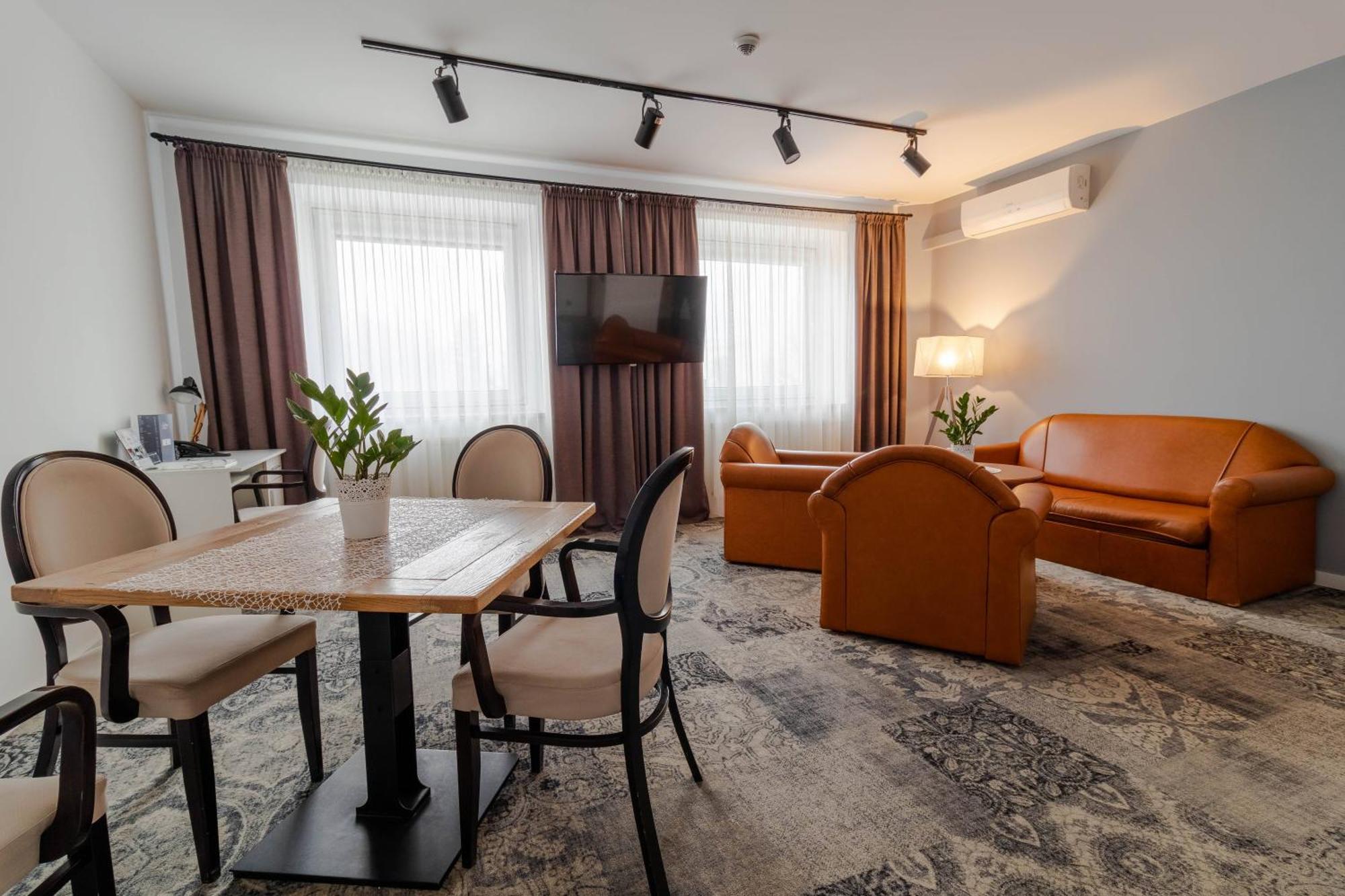 Hotel Nafta Кросно Екстериор снимка